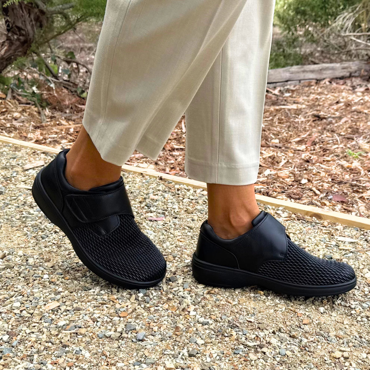 Propet Olivia Black Ladies Velcro Shoe